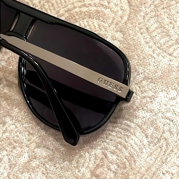 Brand New Guess Shield Aviators Black Frame Lens Metal Arms Men’s Sunglasses - Picture 11 of 15